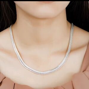 New Elegant Silver Necklace